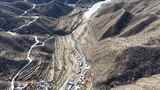 航拍山间蜿蜒公路高清在线视频素材下载