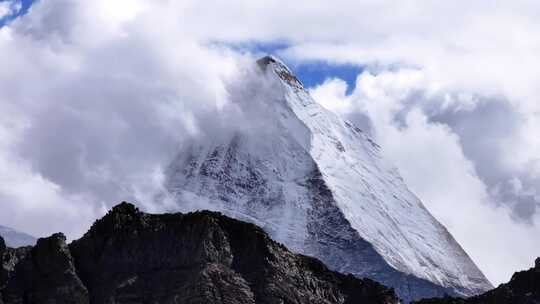 山脉雪山云雾缭绕