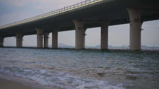 海中桥墩水中桥梁公路道路大海桥墩风景风光视频素材模板下载