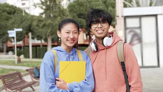 亚洲学生在大学校园里一起微笑