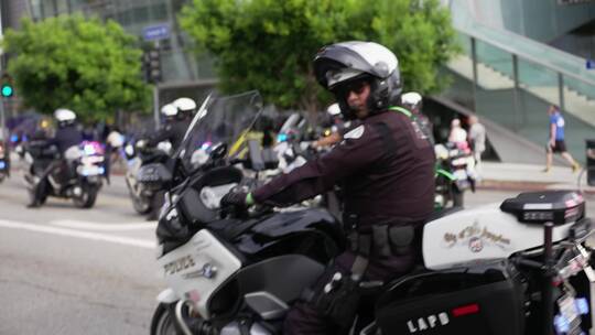 警官骑着摩托车维持秩序视频素材模板下载