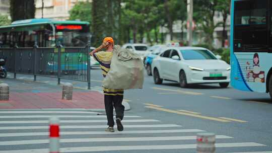 捡破烂拾荒流浪汉回收城市街道垃圾麻袋