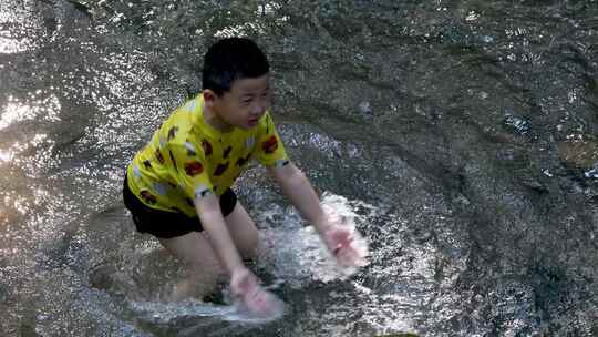 小溪男孩水里激情泼水特写