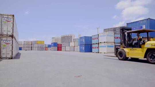【空镜】4K那霸港口码头园区集装箱叉车卡车