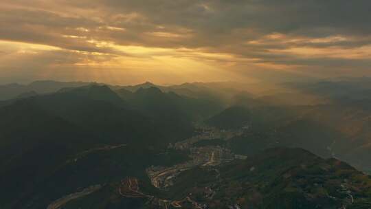 秦岭森林秋色夕阳