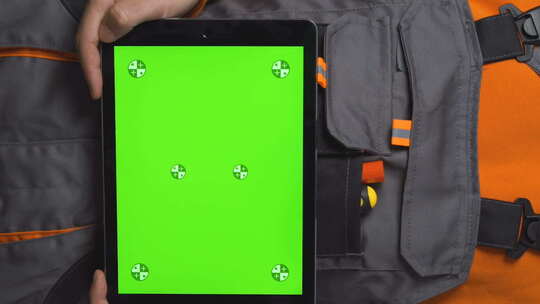 工人手持绿屏平板电脑特写镜头的垂直视频视频素材模板下载
