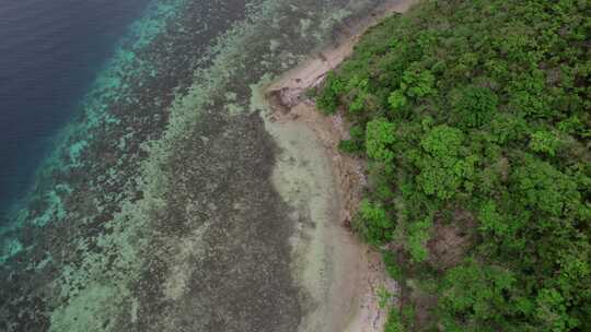 平滑向前空中移动关于美丽的岛屿海岸线，东