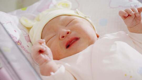 婴儿哭新生儿儿科护理产科妇幼新生儿喝奶瓶视频素材模板下载
