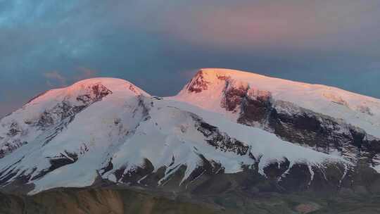 航拍帕米尔高原慕士塔格峰雪山日照金山风光