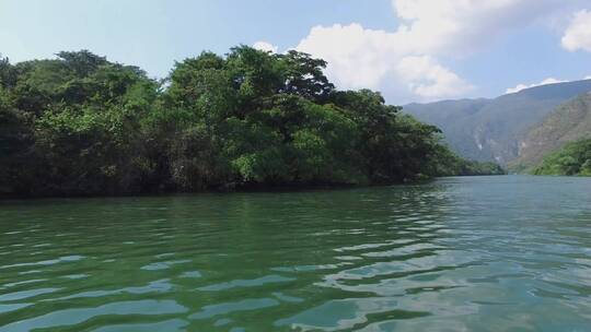 航拍泻湖表面的湖水