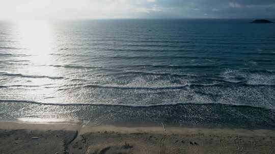 4K夏天清新海滩海洋海平面夏季沙滩航拍视频