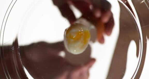 鸡蛋打入玻璃碗中的特写镜头