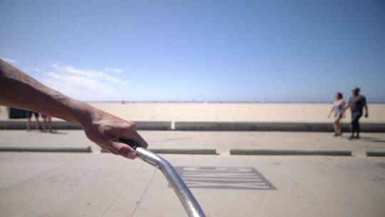 在威尼斯海滩骑自行车视频素材模板下载