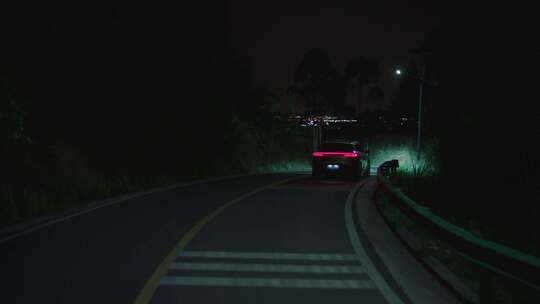 夜晚一辆汽车行驶在郊外公路上视频素材模板下载