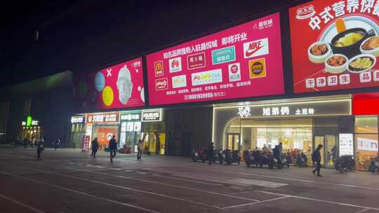 夜晚商超临街店铺综合体餐饮店人流视频素材模板下载