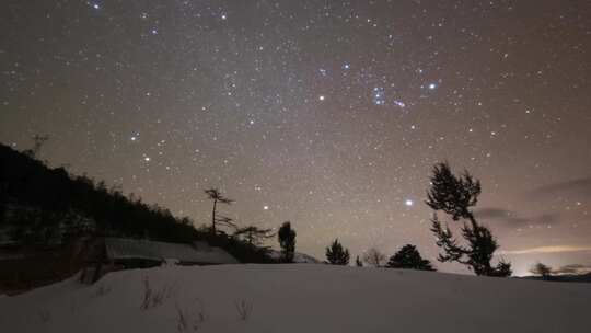 云南白马雪山星空下的雪地延时摄影