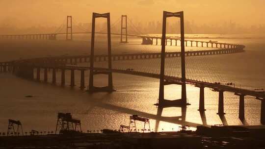 金色日出下的深中通道