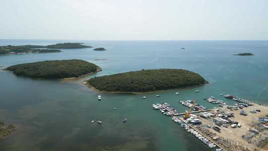 伊斯特拉笔西海岸罗维尼古老传统城镇和克罗地亚渔港的天线