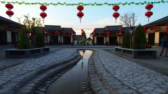 古建街道挂红灯笼场景