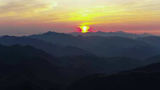 航拍青梅尖黎明日出山川朝霞晨雾