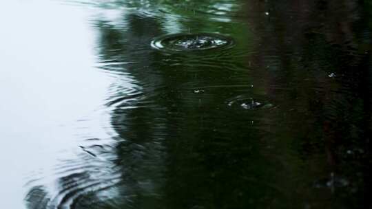 下雨天雨水雨滴的水花和波纹