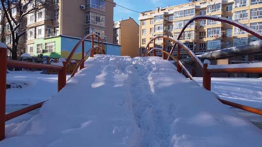 冬天公园老树小河雪景