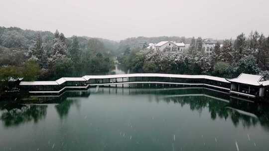 航拍杭州西湖景区浴鹄湾霁虹桥雪景
