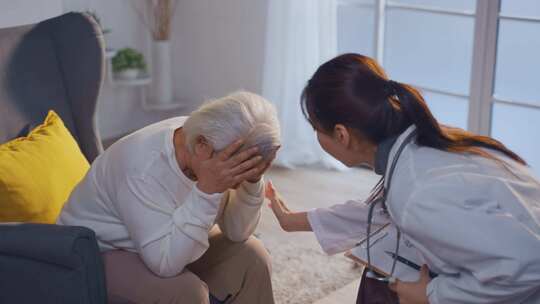 亚洲护理护士检查和倾听高级压力女性患者。视频素材模板下载
