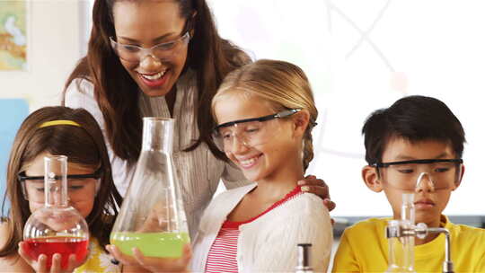 小学生在实验室做化学实验