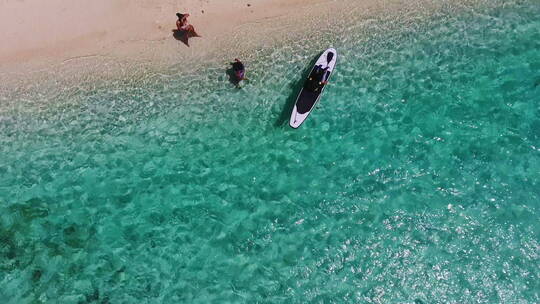 俯拍海滩游客度假清澈见底大海游泳浮潜