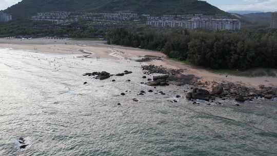 海边沙滩及岸上建筑的鸟瞰全景