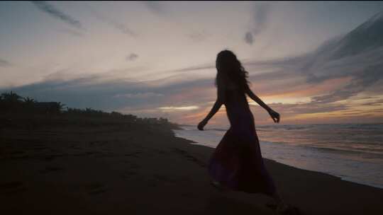 情绪女人海边夕阳剪影升格视频素材模板下载