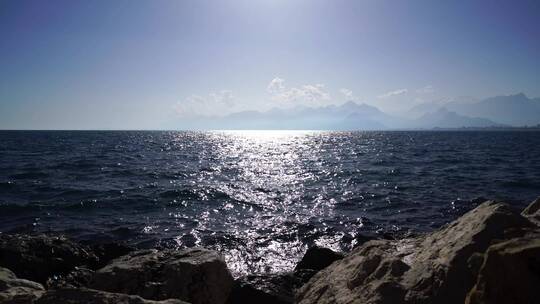 波光粼粼的海面景观