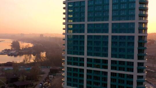 摩天大楼与夕阳中的城市