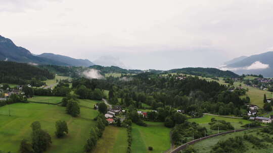 阿尔卑斯山谷的小村庄视频素材模板下载