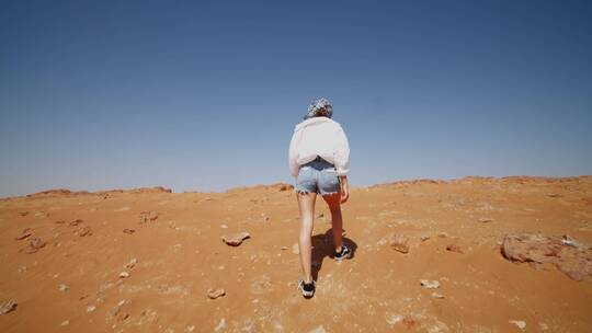 行走在沙漠中的女人