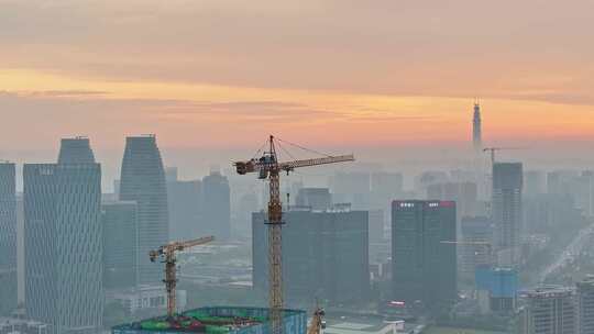朝霞中成都最高楼蜀峰468与城市建设塔吊