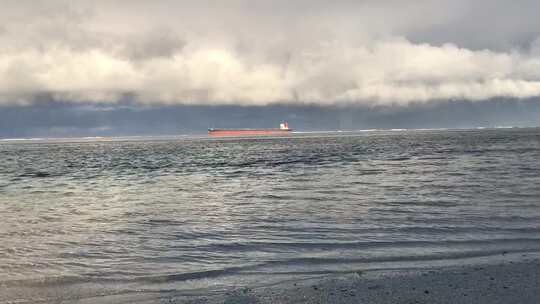 停泊在海上的船