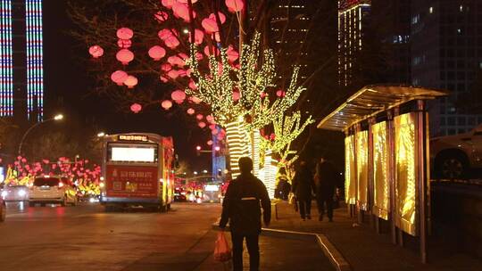 春节期间城市街道上挂满了红灯笼