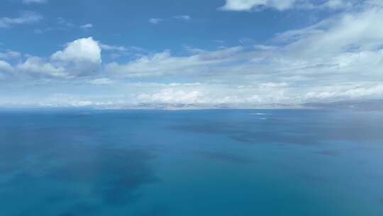 西藏纳木措海天一色高原湖泊晴天风景