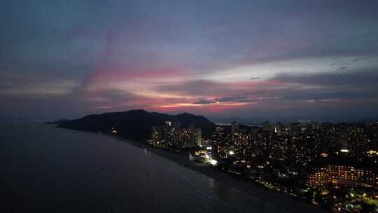 夜幕降临的海湾度假区航拍