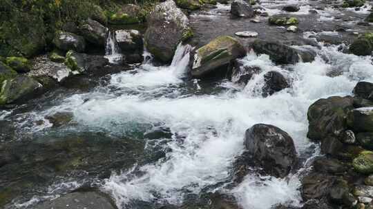 峡谷溪流小河