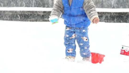 一家人打雪仗堆雪人