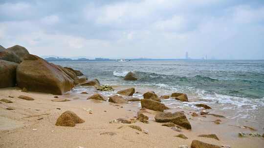 海南三亚海边沙滩海浪拍打礁石