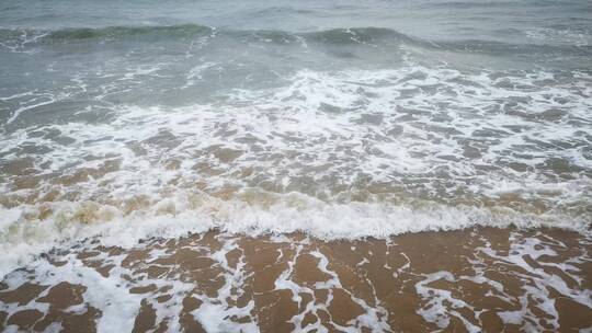 实拍大海海浪浪花沙滩