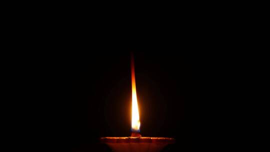 煤油灯油盏烛光祈祷祝福祈愿
