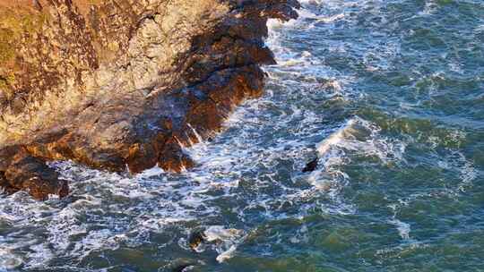 海浪拍打岩石的壮观景象