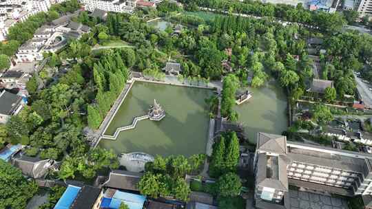 俯拍绿意葱葱的楚秀园夏季江南园林风景