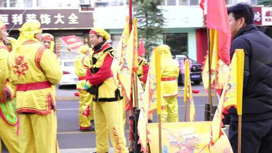 身着传统服饰的表演者街头聚集