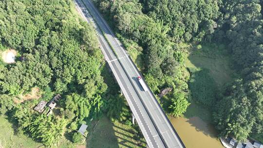 俯拍高速公路上行驶的货车汽车